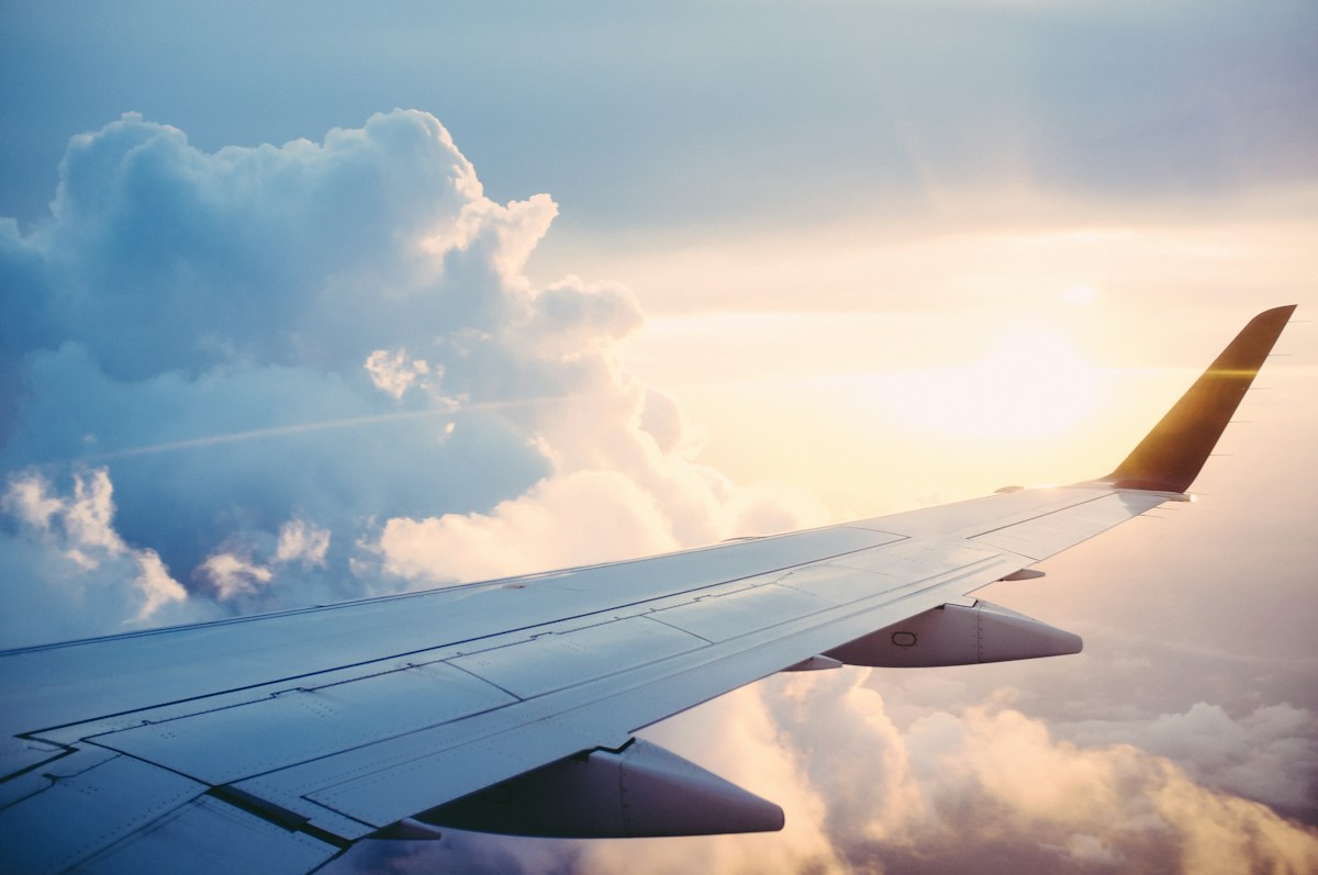 Vue sur une aile d’avion et les nuages